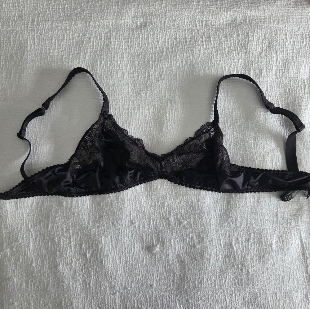 Elegant Black Lace Bralette SKIMS